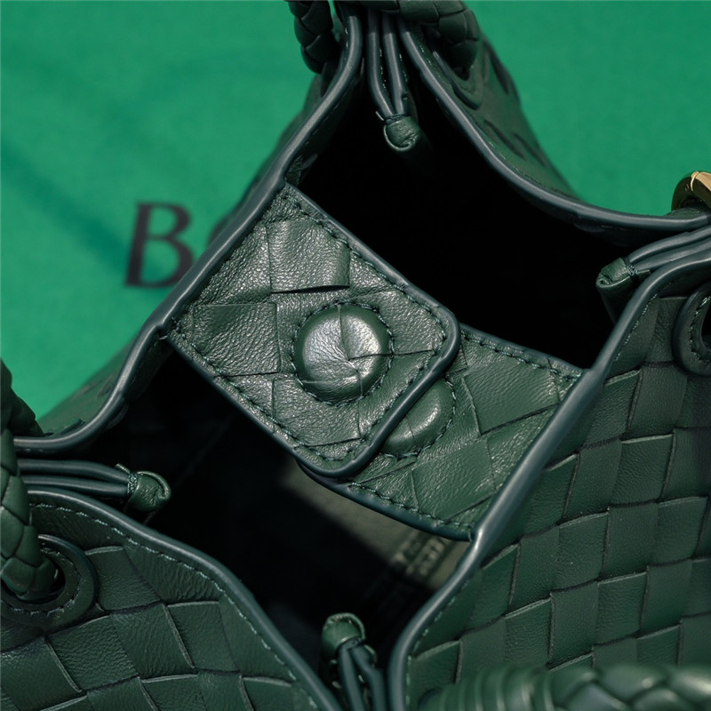 b0tt*ga Ven*ta parachute leather shoulder bag