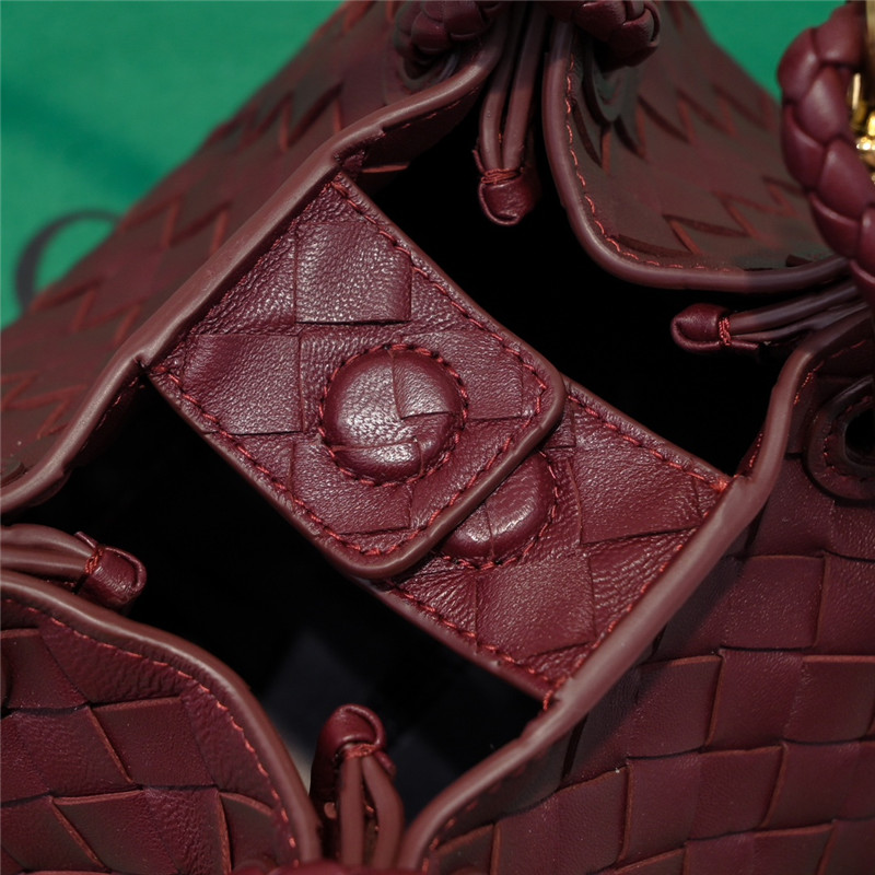 b0tt*ga Ven*ta parachute leather shoulder bag