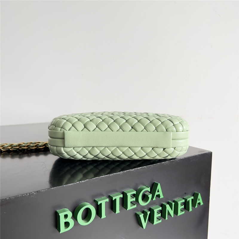 b0tt*ga Ven*ta green knot clutch bag