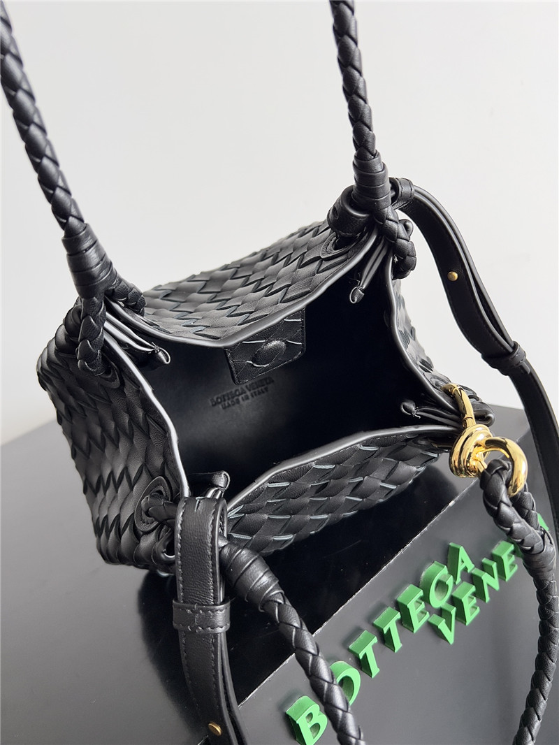 b0tt*ga Ven*ta small andiamo parachute bag in black