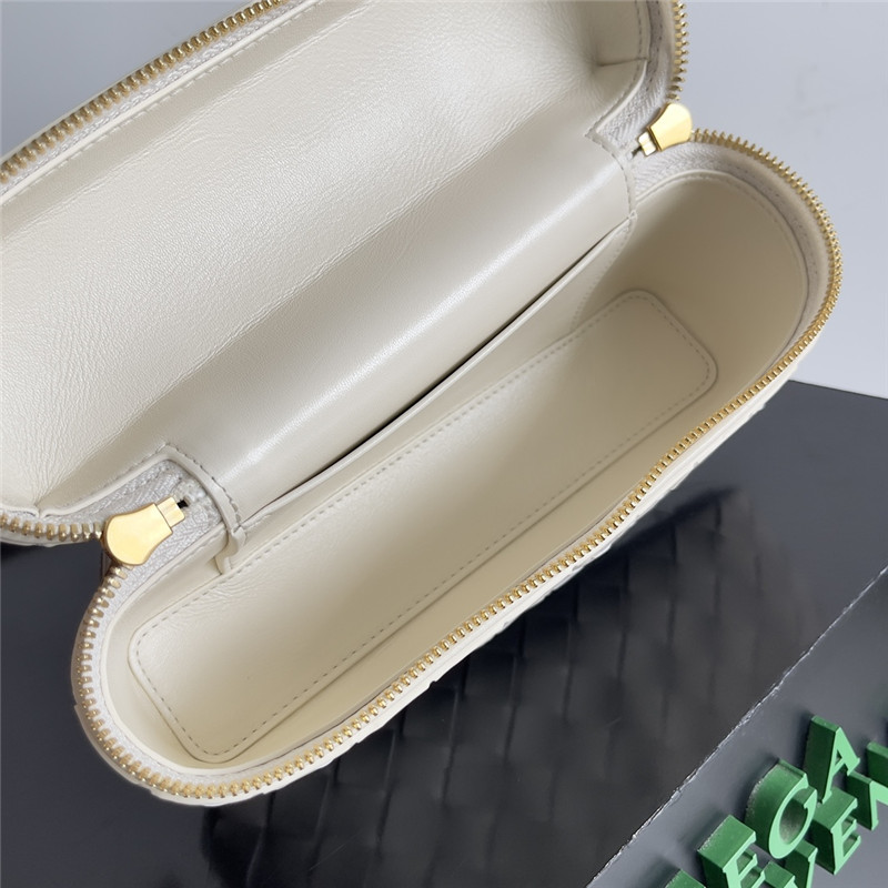 b0tt*ga Ven*ta woven zip crossbody bag