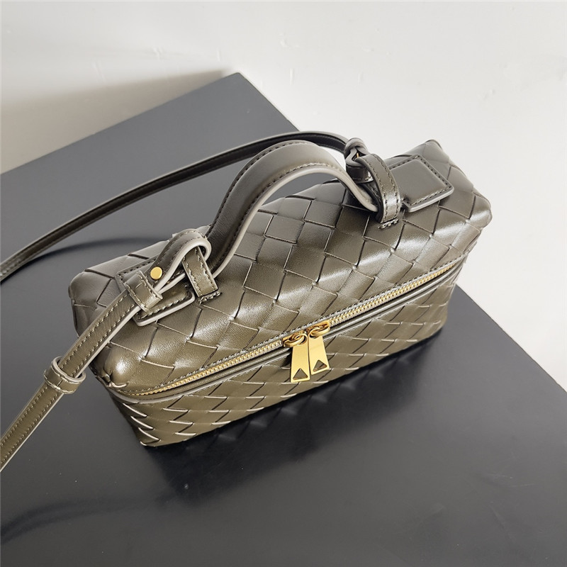 b0tt*ga Ven*ta woven zip crossbody bag