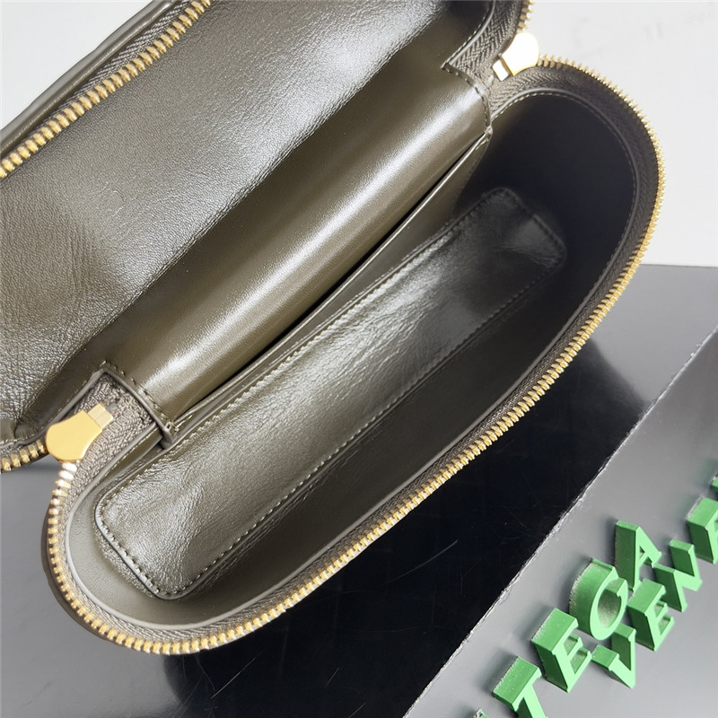 b0tt*ga Ven*ta woven zip crossbody bag