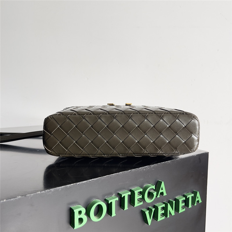 b0tt*ga Ven*ta woven zip crossbody bag