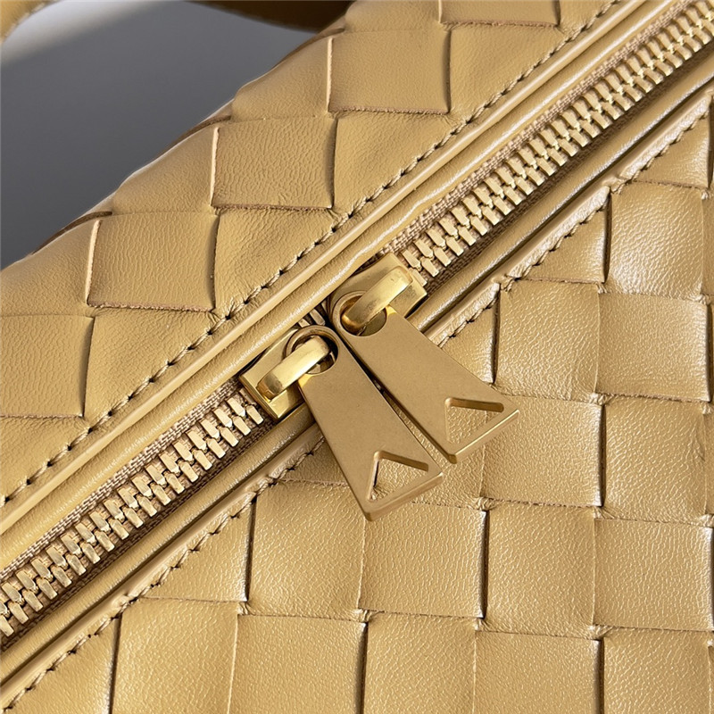b0tt*ga Ven*ta woven zip crossbody bag