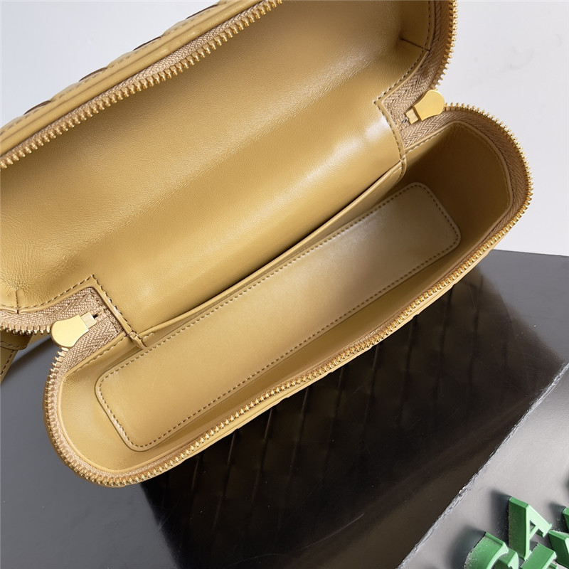 b0tt*ga Ven*ta woven zip crossbody bag