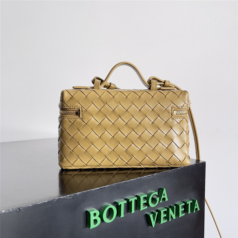 b0tt*ga Ven*ta woven zip crossbody bag