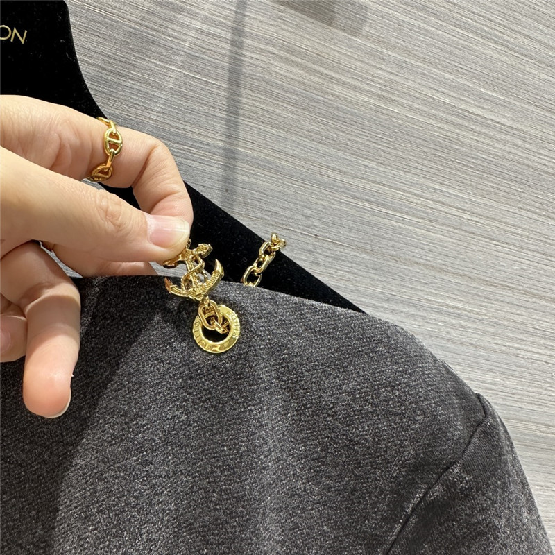 l0vis Vvtt0n lv metal lock strap boat neck t-shirt