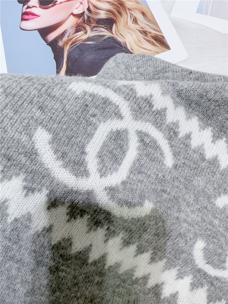 Ch**el logo cashmere sweater in elegant grey