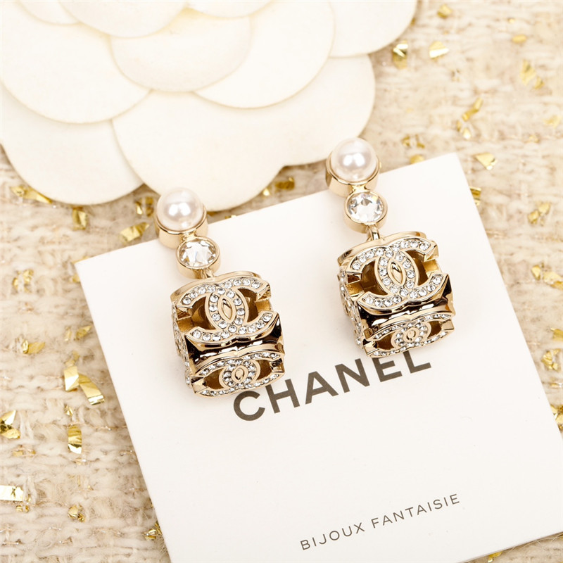 ch**el full D1am0nd sieve double c earrings