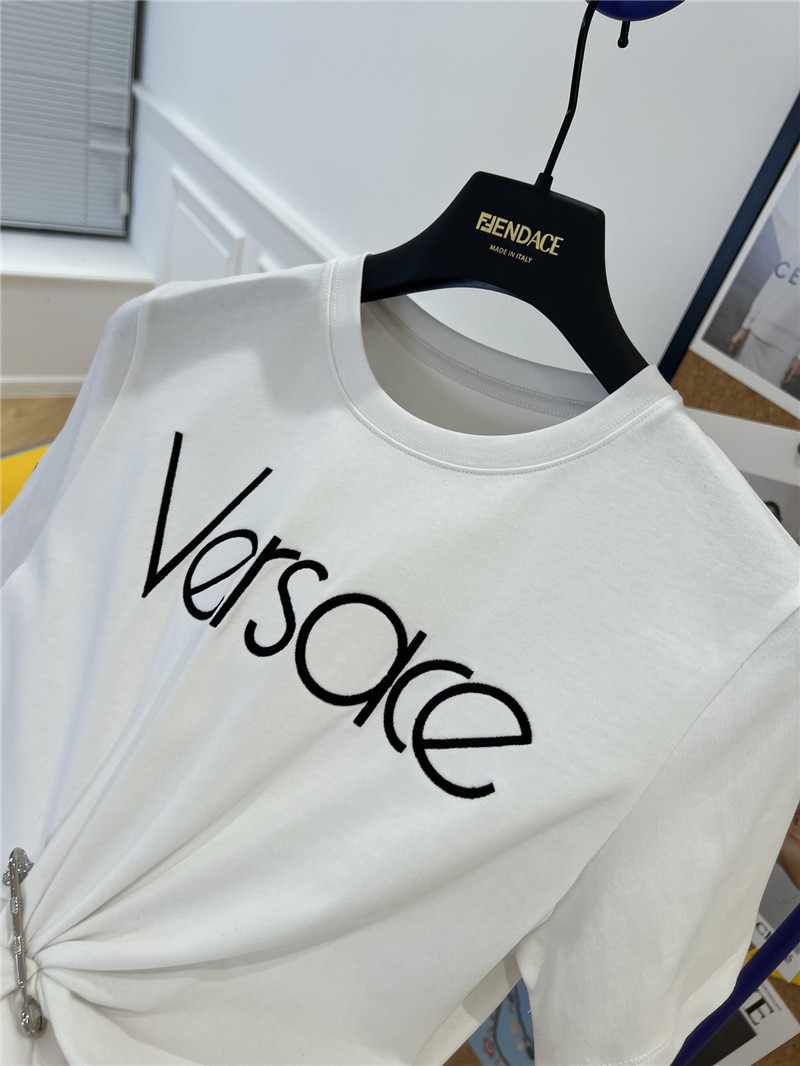 Versace new embroidered pin T-shirt