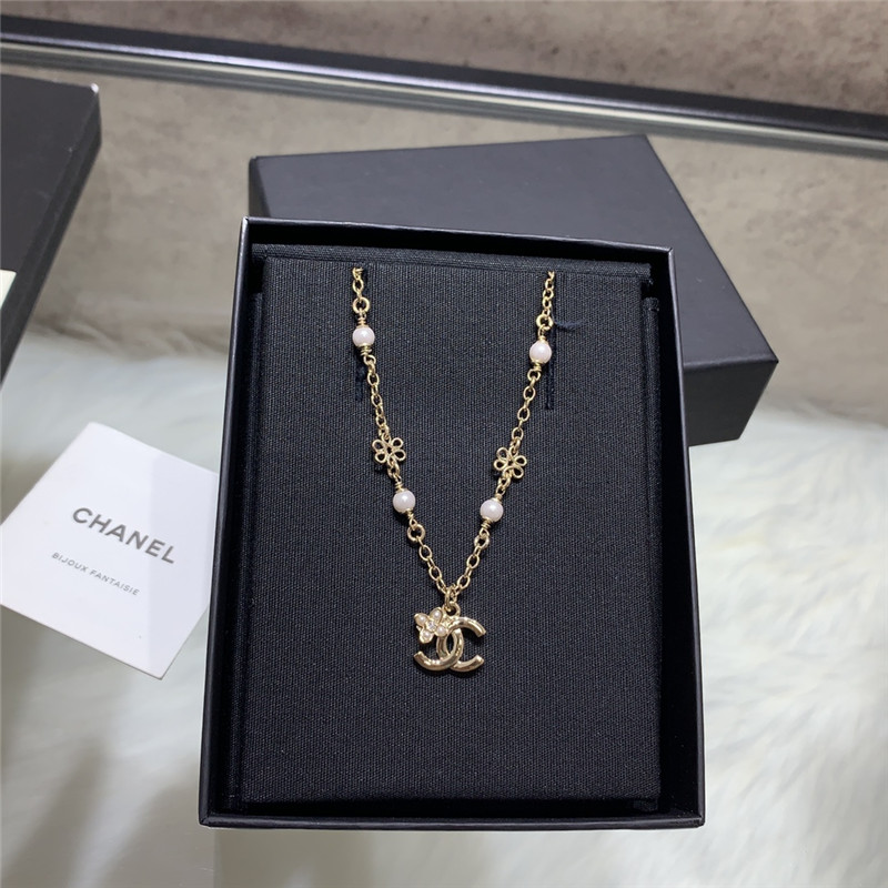 Ch**el pearl flower logo necklace