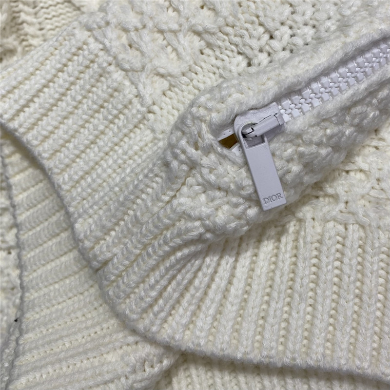 D10r embossed chunky knit sweater white