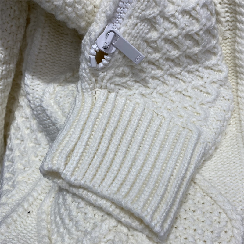 D10r embossed chunky knit sweater white