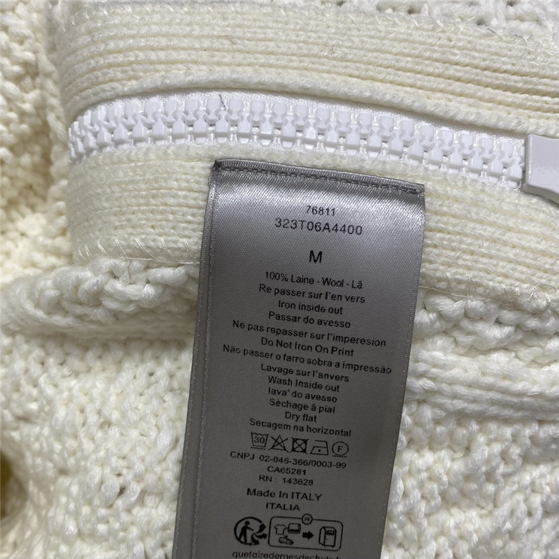 D10r embossed chunky knit sweater white