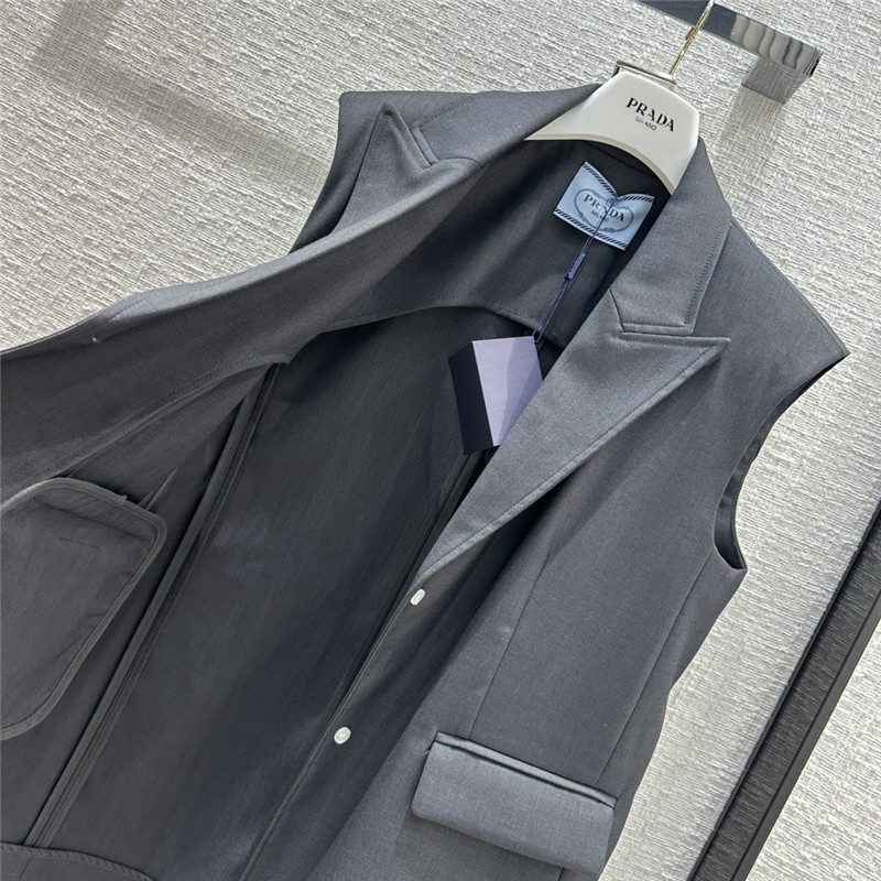 Pra*a premium gray vest shorts suit