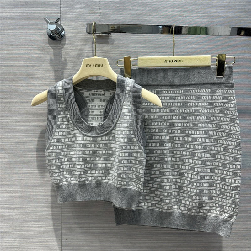 M1um1u vest + skirt suit