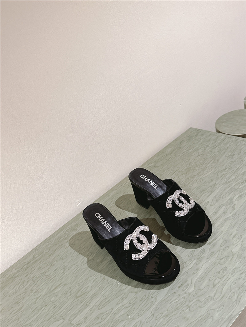 ch**el horseshoe heel D1am0nd logo slippers