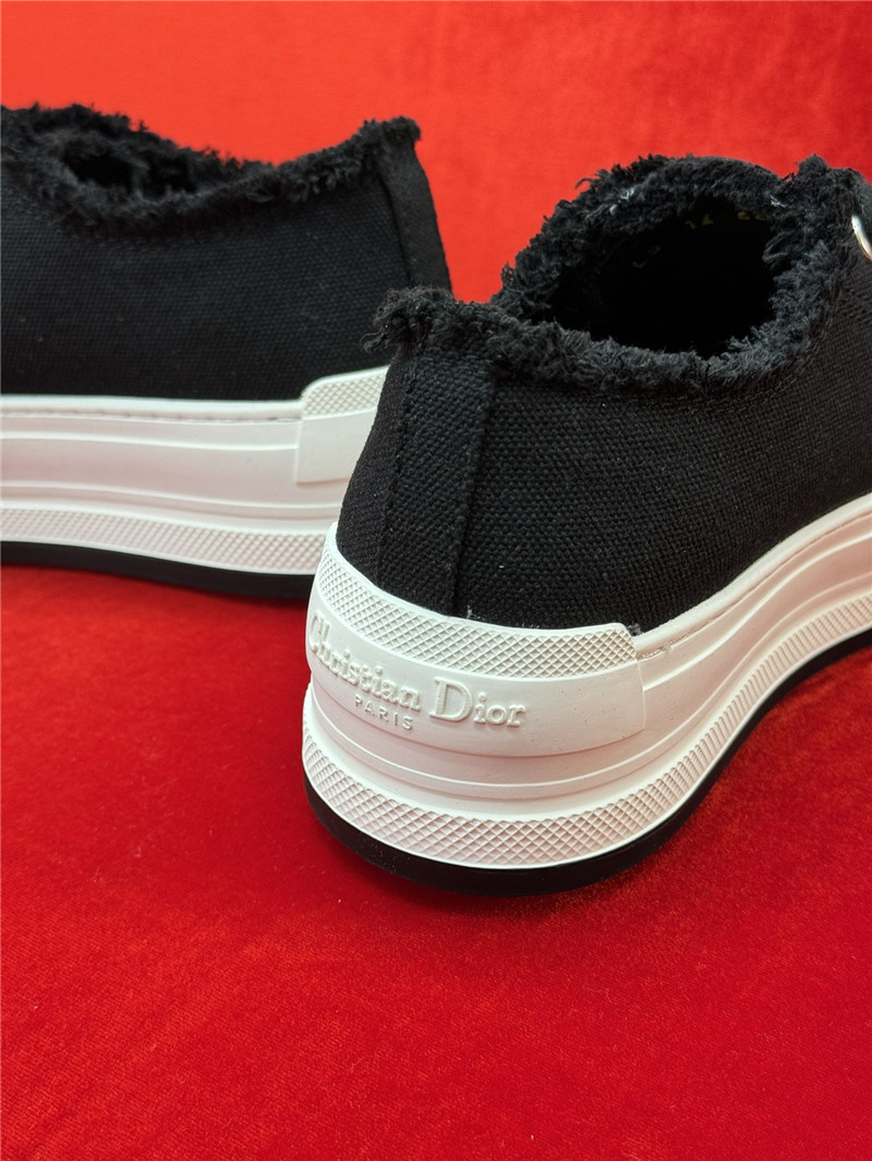 D10r women’s black platform sneakers