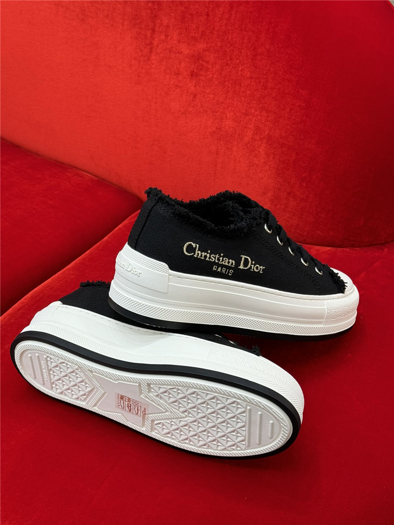 D10r women’s black platform sneakers