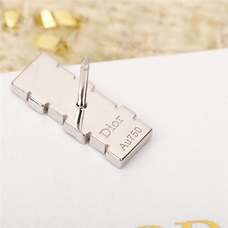 D10r gem earrings
