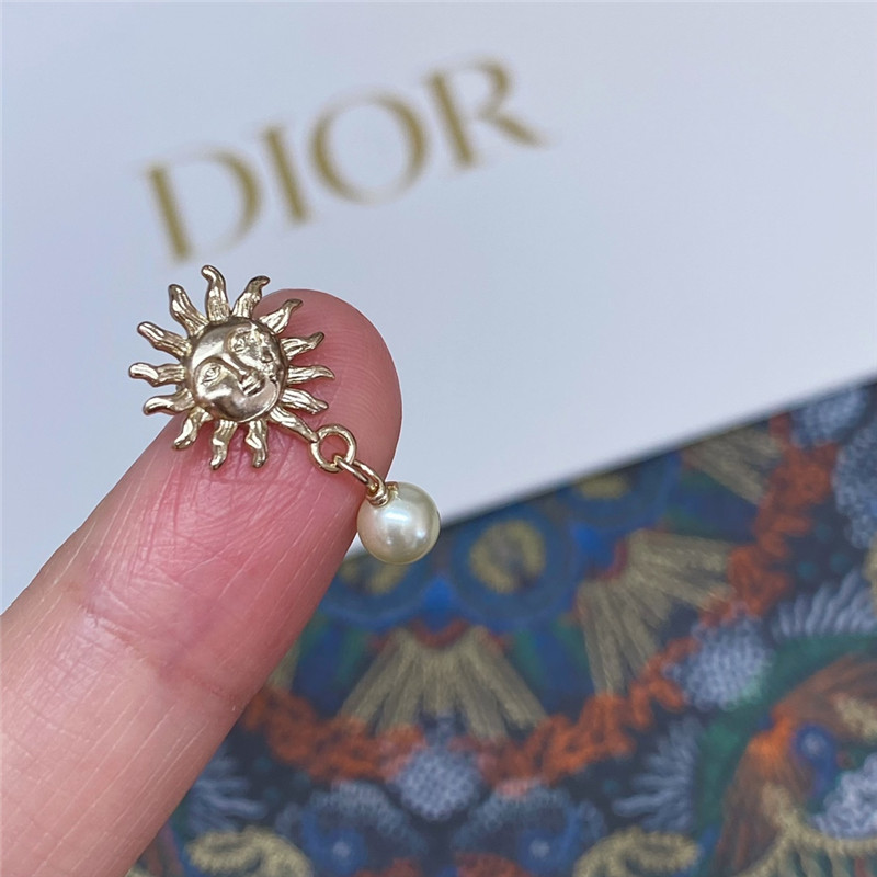 D10r sun asymmetrical earrings