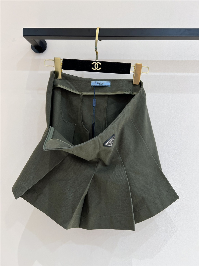 Pra*a new pleated skirt
