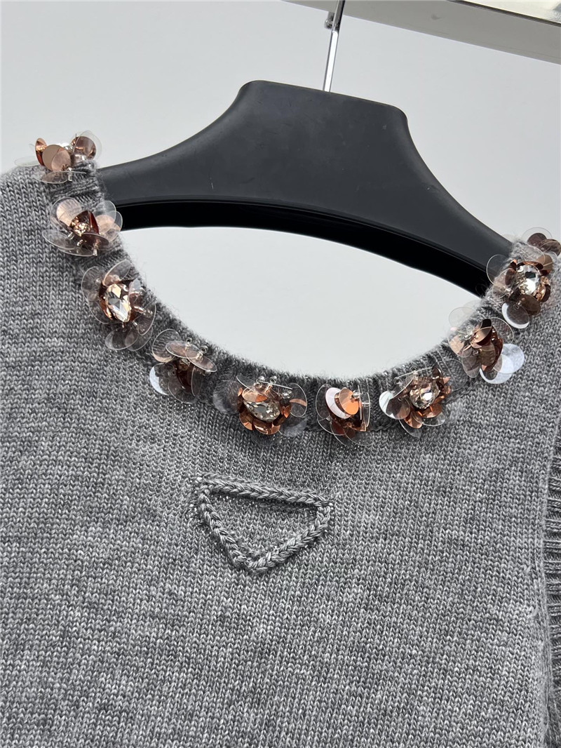 pra*a D1am0nd neckline vest