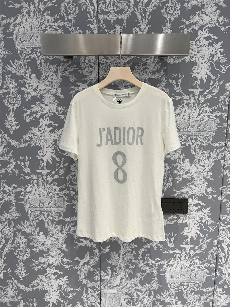 D10r printed number 8 t-shirt
