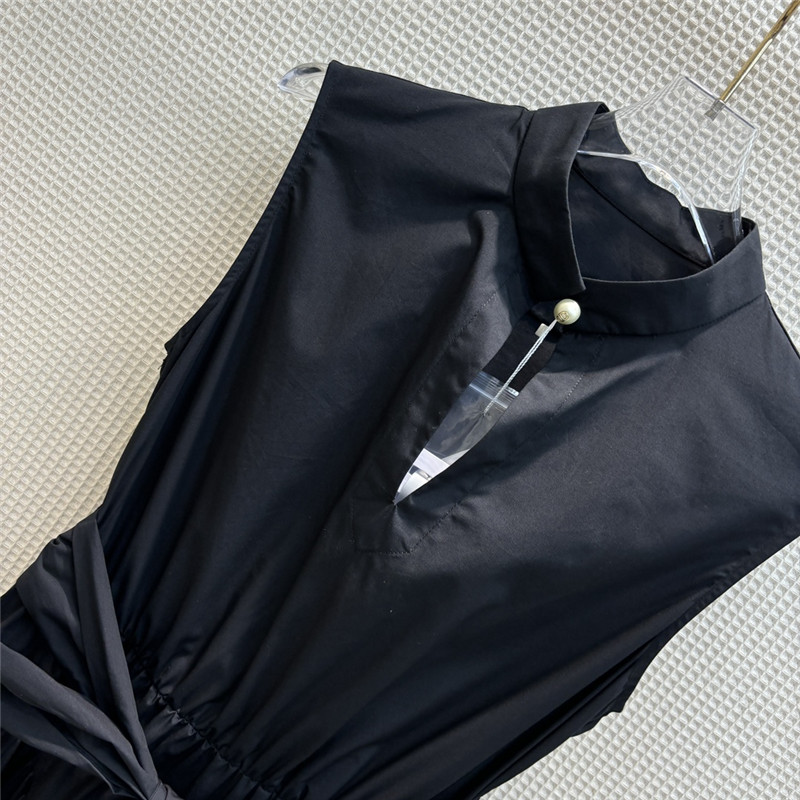 D10r pearl button slit sleeveless dress