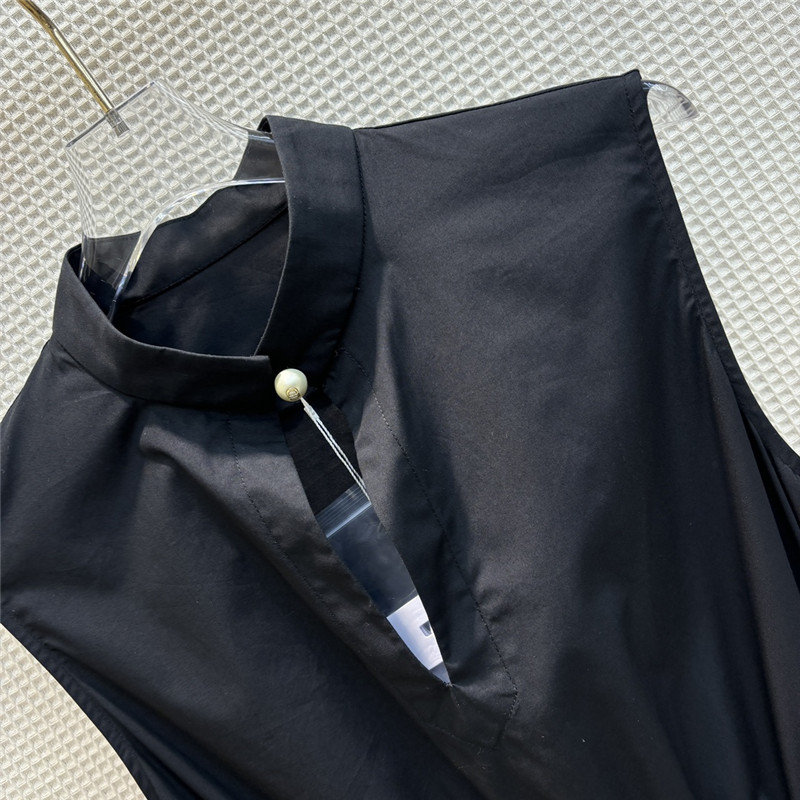 D10r pearl button slit sleeveless dress