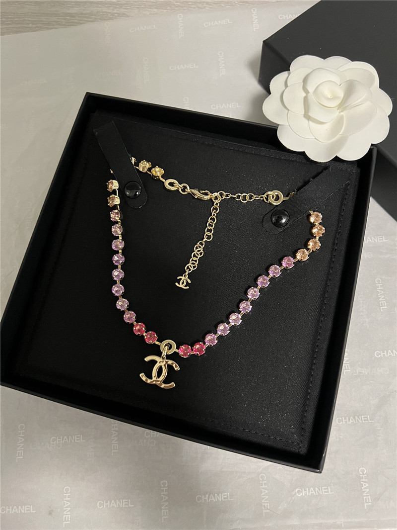 ch**el color gradient D1am0nd necklace