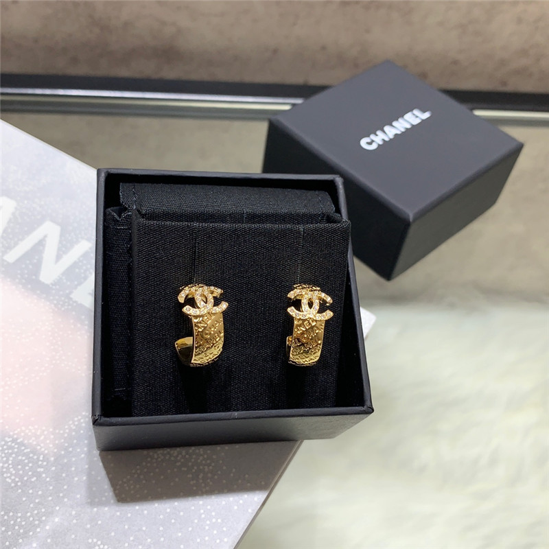 Ch**el letter curved c earrings