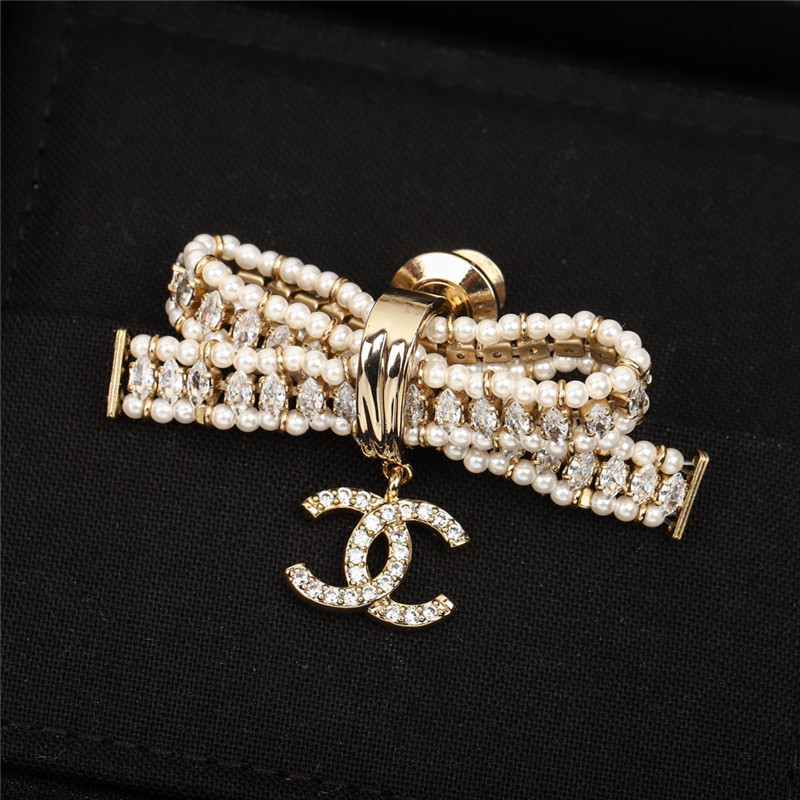 Ch**el bow brooch