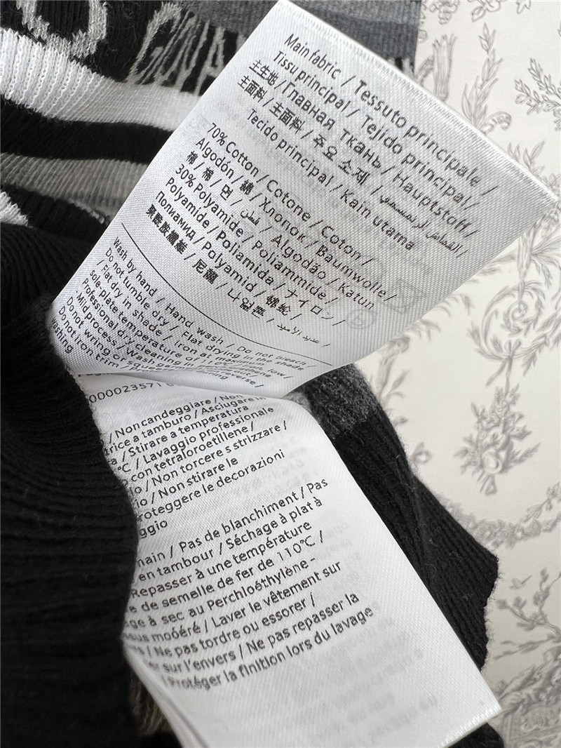 Va1e*ntin0 black striped knitted vest