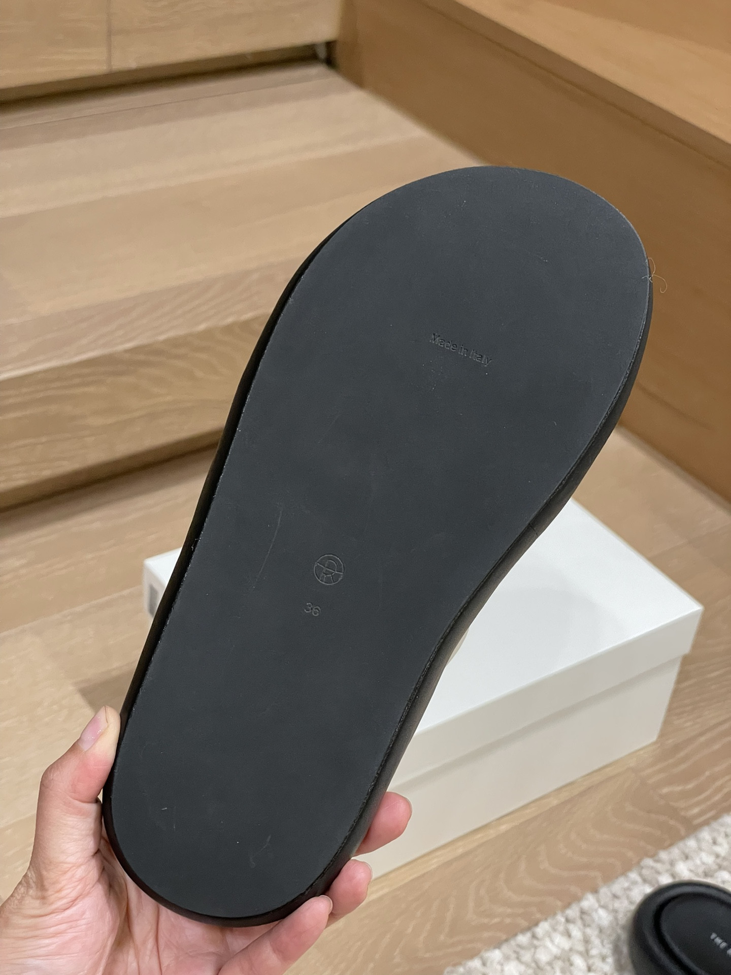 The R0w casual slippers best replica shoes website