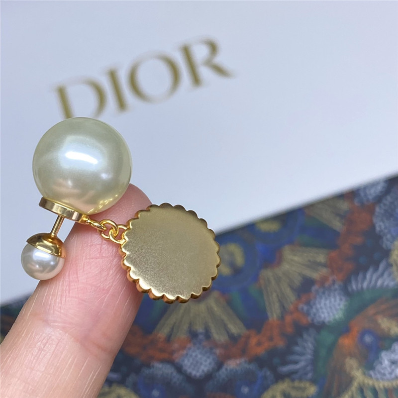 D10r glass pearl earrings