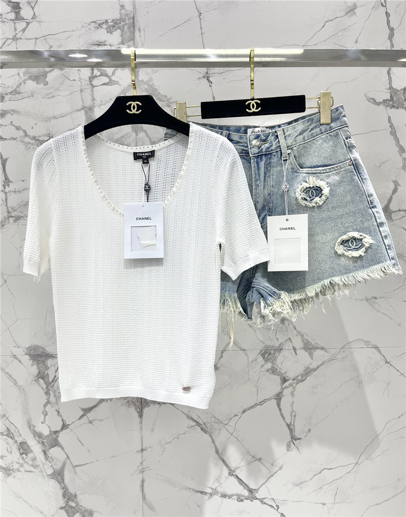 Ch**el u-neck short sleeve white tee