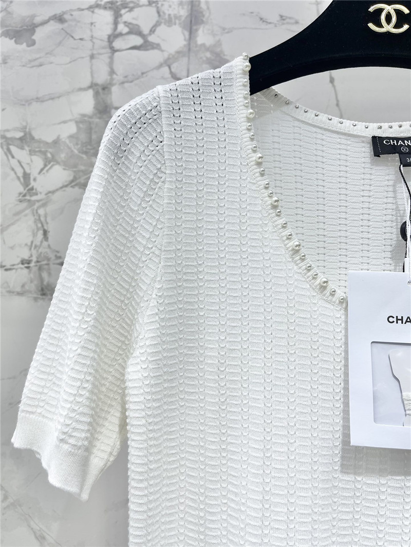 Ch**el u-neck short sleeve white tee