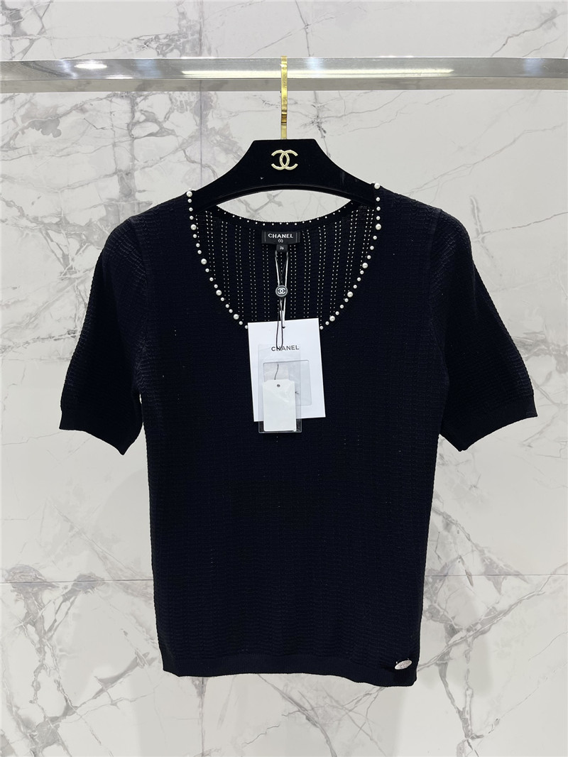 Ch**el u-neck short sleeve black tee