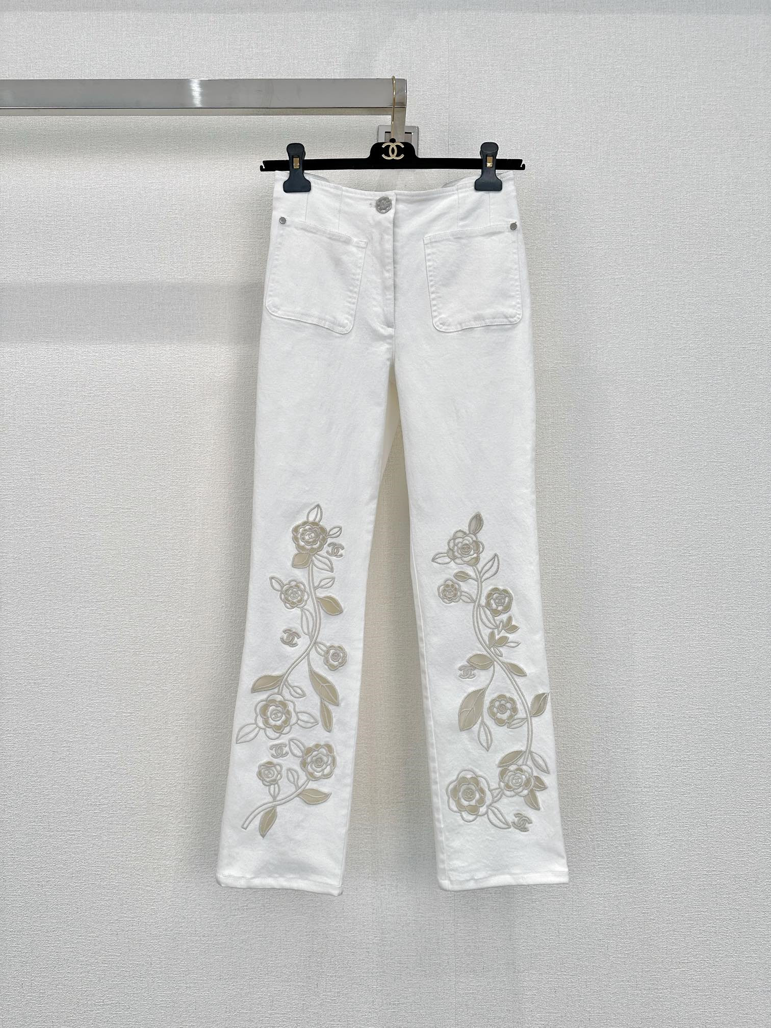 Ch**el white double pocket embroidered jeans