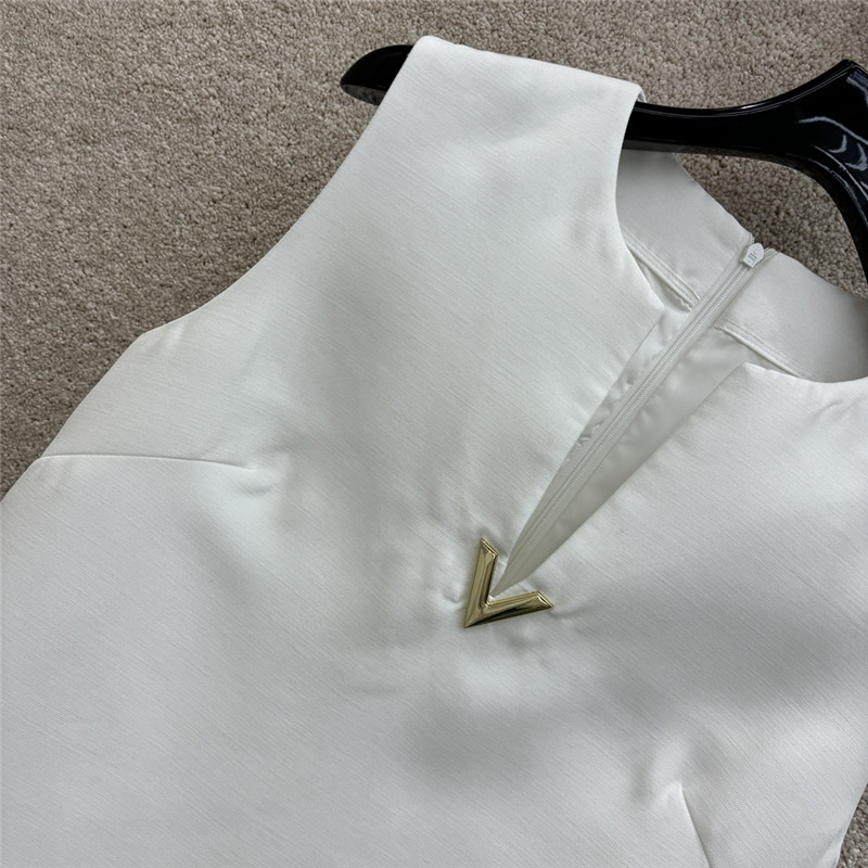 Va1e*ntin0 v button sleeveless dress replica clothing sites