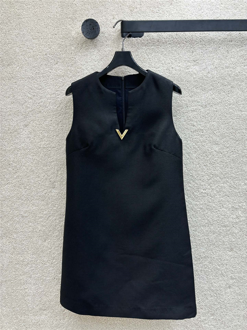 Va1e*ntin0 v button sleeveless dress replica clothing sites
