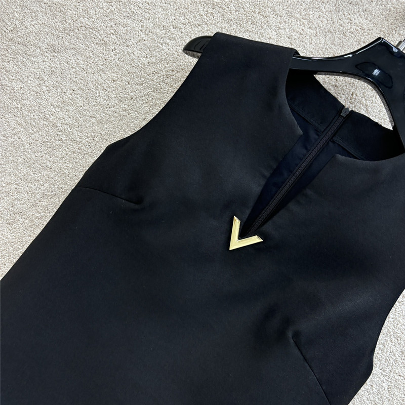 Va1e*ntin0 v button sleeveless dress replica clothing sites