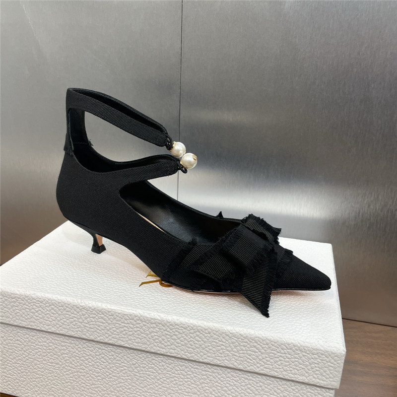D10r aD10rable black fringed grosgrain pump