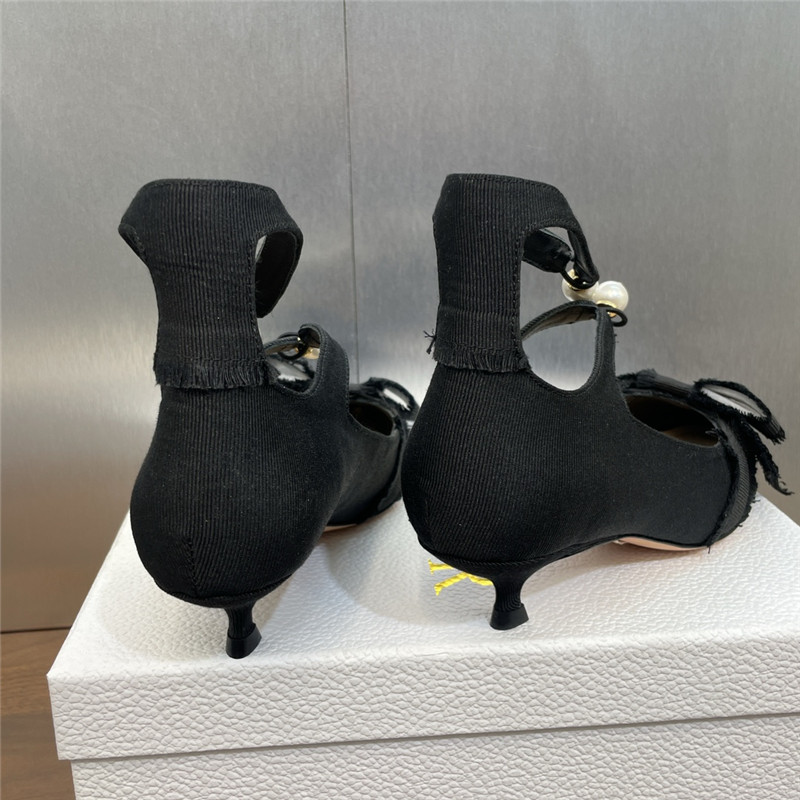 D10r aD10rable black fringed grosgrain pump