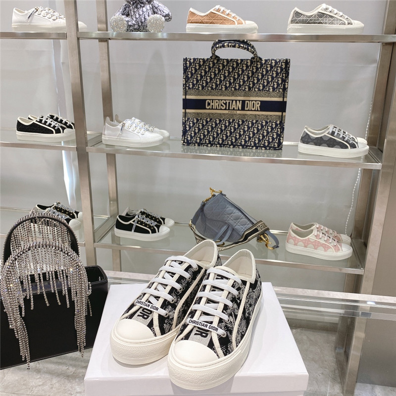 D10r embroidered walk’n sneakers