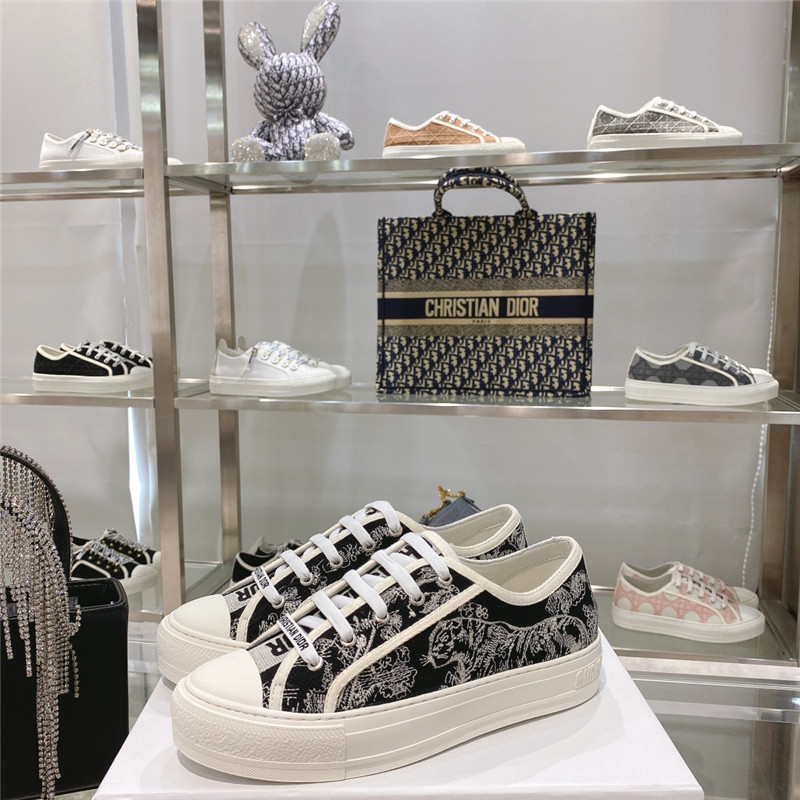 D10r embroidered walk’n sneakers