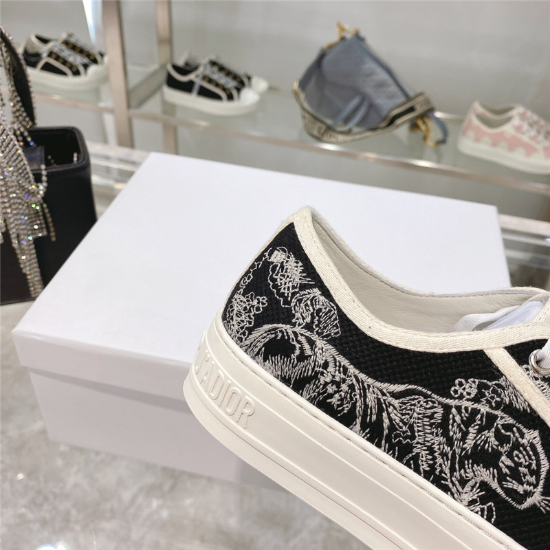 D10r embroidered walk’n sneakers