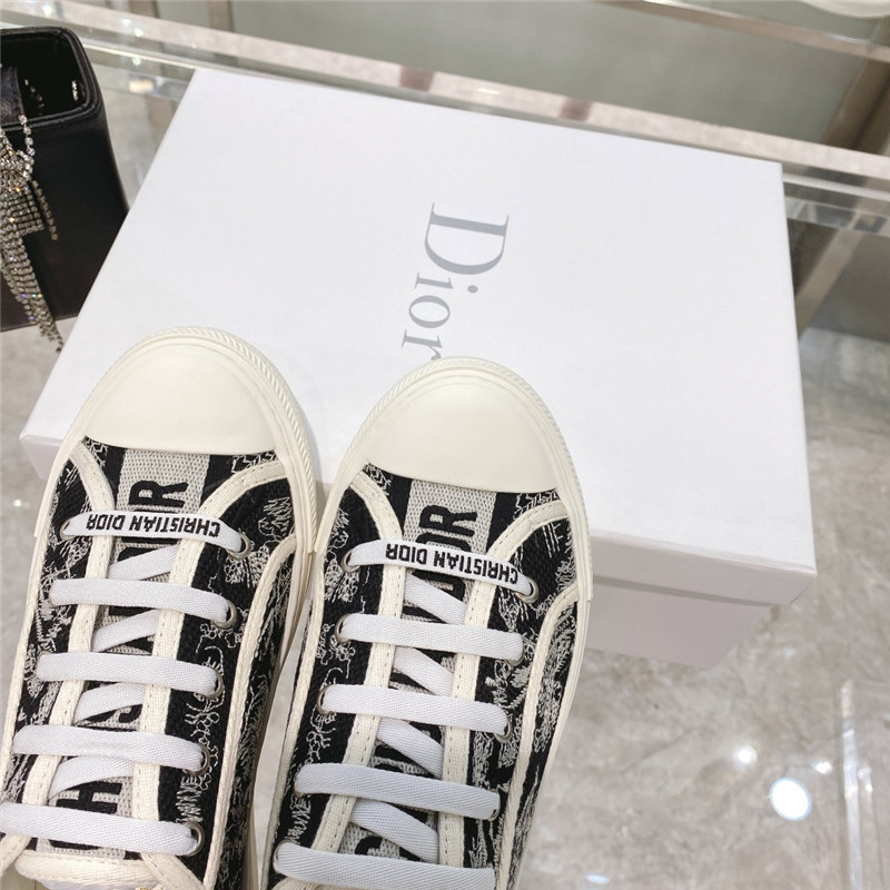 D10r embroidered walk’n sneakers
